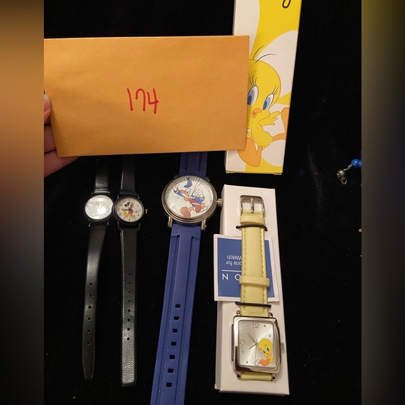 Lot of 4 Watches Tweety Bird NIB, Donald Duck Disney, Lorus Mickey Mouse & Stars - Picture 7 of 7